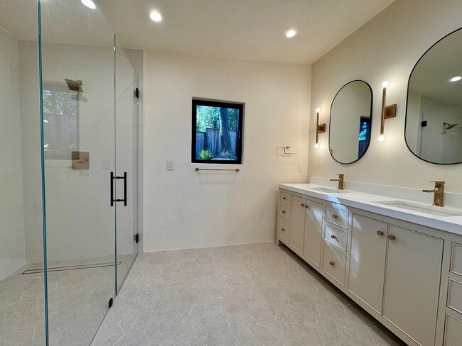 Building Photo - Exquisite Newly Remodeled 3-Bedroom Home i...