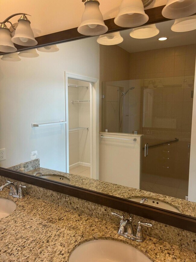 Building Photo - 11066 SW Sunrise Lk Ter