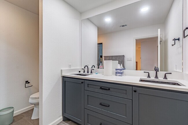 Building Photo - 3 Bed 2.5 Bath on Golf Course with Private Backyard