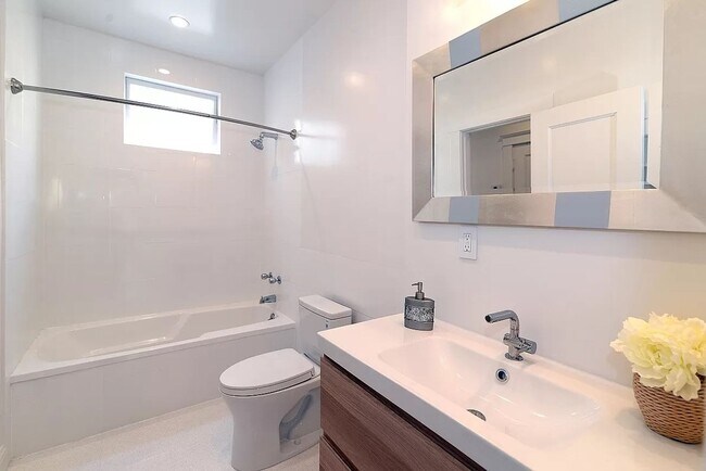 Building Photo - TOP FLOOR 3 BEDROOM FLAT
