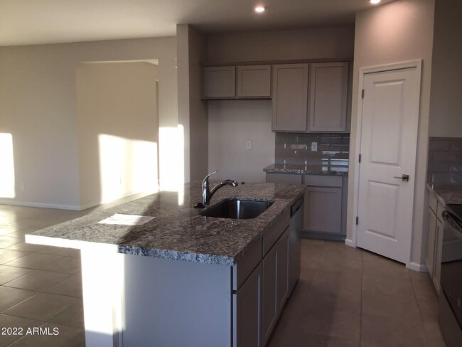 Building Photo - 691 S Silvercreek Pl