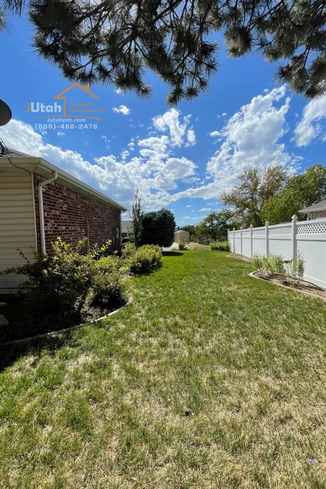 Building Photo - East Layton 6 Bdrm 3 Bth 2 car garage home.
