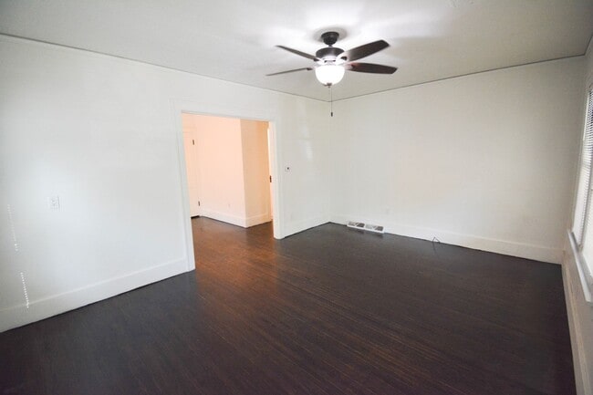 Building Photo - 2 Bed, 1 Bath Home for Rent – Near Downtow...