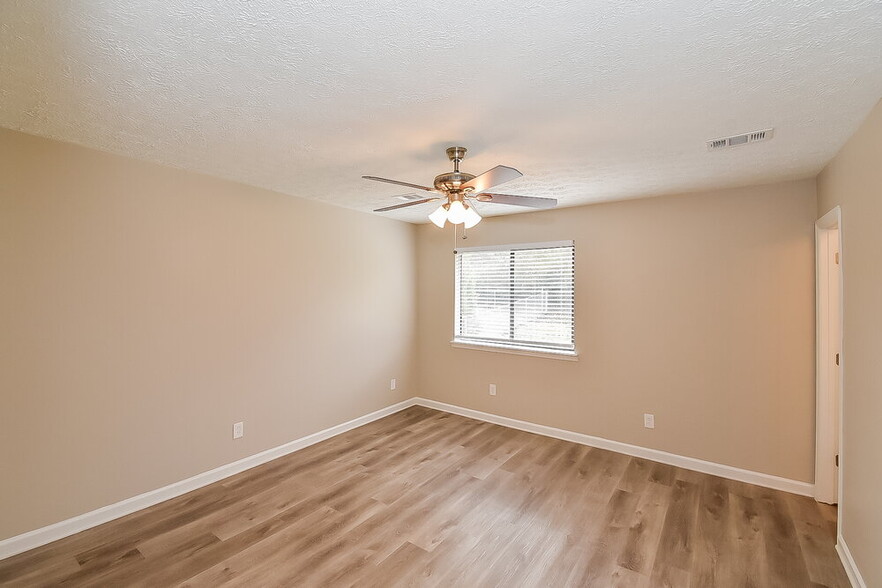 Building Photo - 306 River Chase Dr