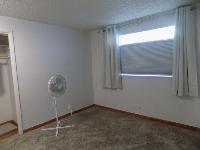 Building Photo - Winter Special-$500 Off-Spacious Three Bedroom, One & half Bathroom Townhouse Condo!