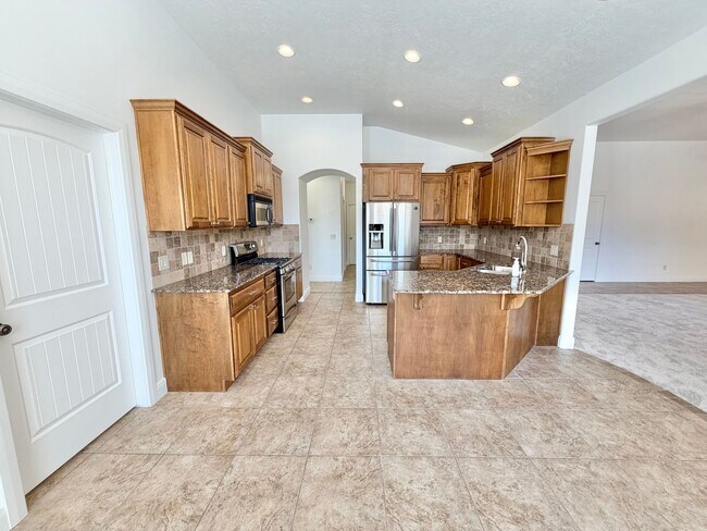 Building Photo - 988 E Silver Falls Dr
