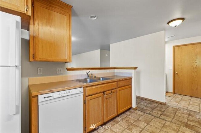 Building Photo - 107 E King Pl