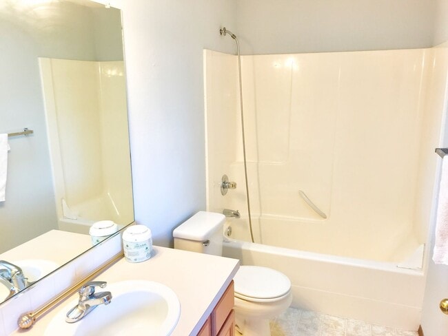 Building Photo - Powellhurst Renovated 3 Bedroom with AC, Garage, Fenced Backyard