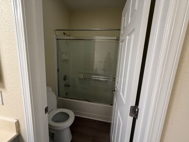 Building Photo - Lovely Upstairs Unit