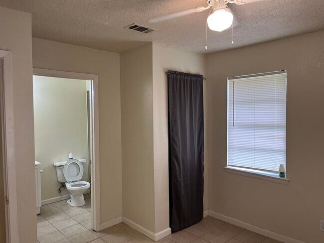 Building Photo - 3 Bedroom House in Garland, TX