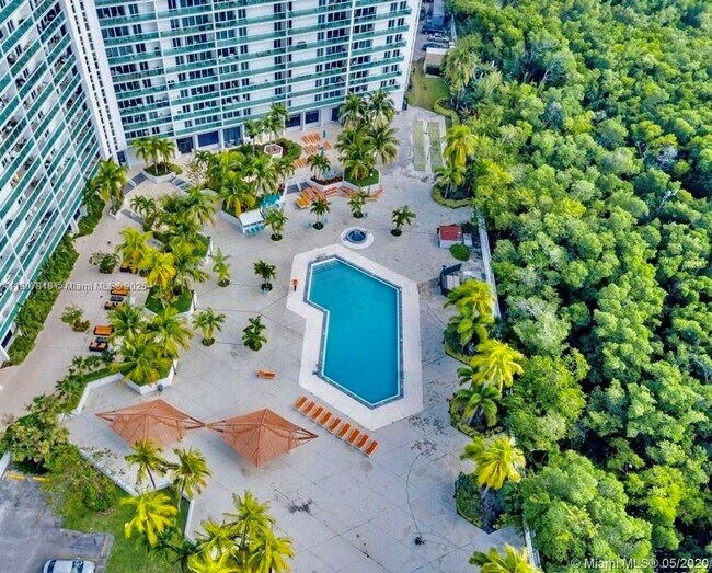 Building Photo - 100 Bayview Dr