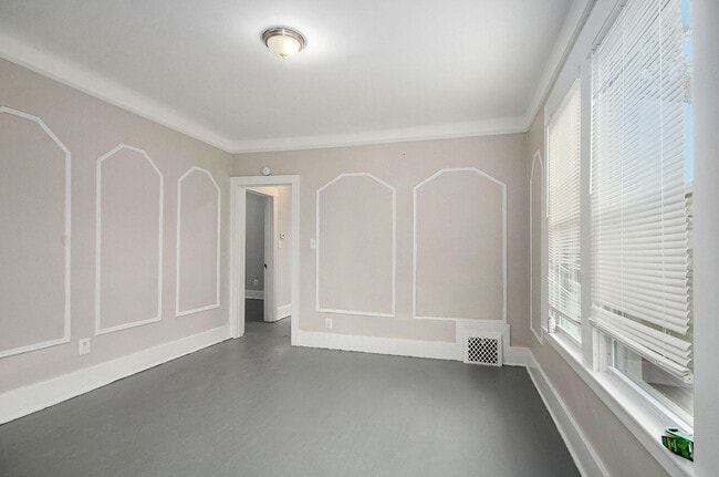 Building Photo - 593 Hague St