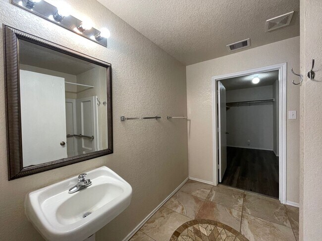 Building Photo - BEAUTIFUL 4 BR W/ MASTER DOWN*HARDWOOD FLO...
