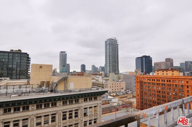 Building Photo - 215 W 7th St