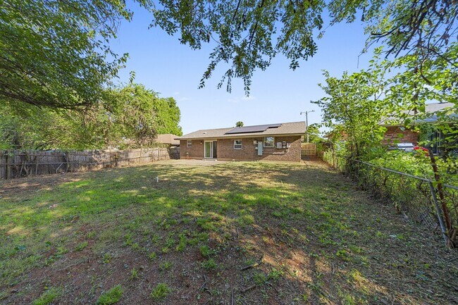 Building Photo - 3232 Parker Dr