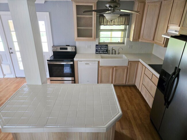 Building Photo - 3/2/2 in Quiet Sherman Neighborhood Near F...