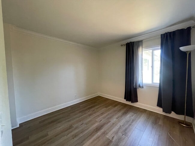 Building Photo - Upgraded 3 Bed, 2 Bath with large family room!