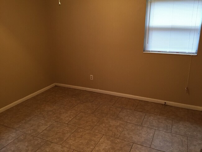 Building Photo - Charming Three-Bedroom, One-Bathroom Single-Family Home!