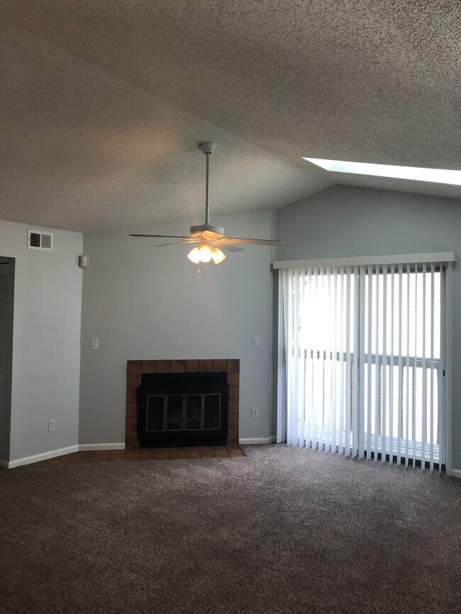 Building Photo - Highly desired unit located in Greenbrier ...