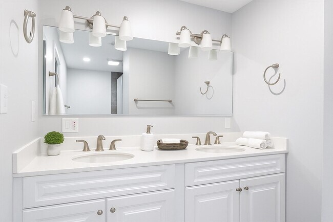 Building Photo - 38 Village Rd