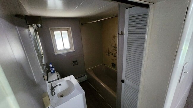 Building Photo - 3 bedroom 1 bathroom