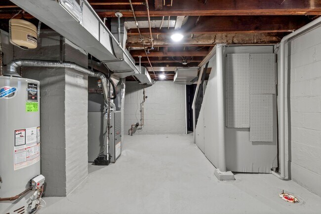 Building Photo - AVAILABLE NOW! RENOVATED 3-BEDROOM!