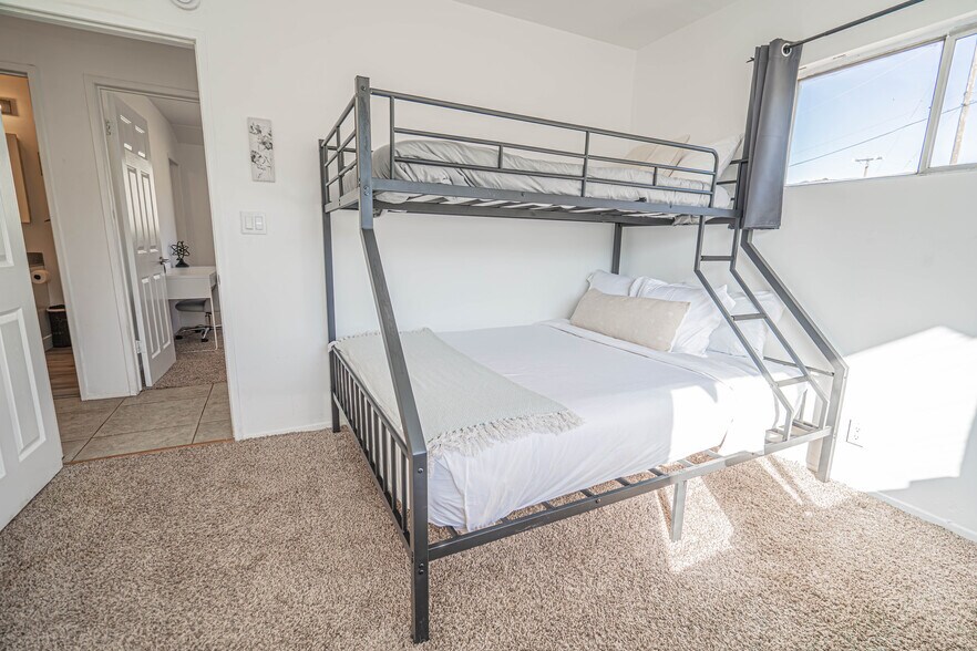 Building Photo - 35315 Glenwall St