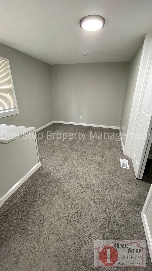 Building Photo - 4 Bedroom 2 bathroom in Kansas City!