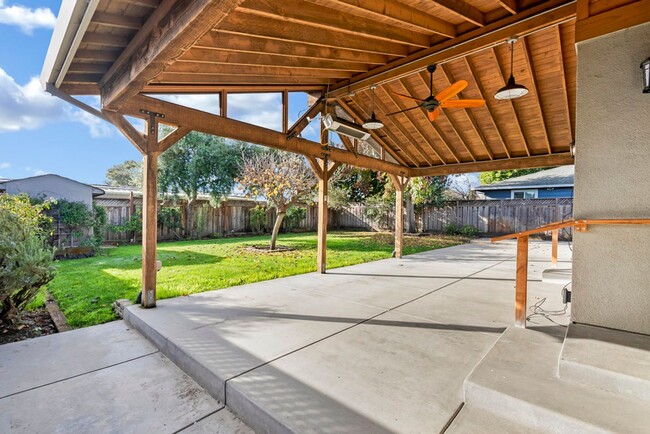 Building Photo - Indoor - Outdoor Living at it's Best!