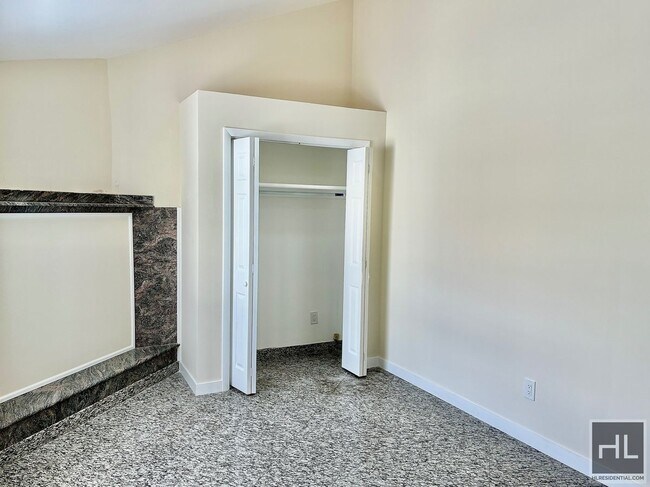 Building Photo - 2.5 bedroom, 1 bath with private porch, Dw, microwave & W/D utilities included