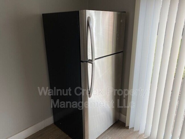 Building Photo - 671-681 Shoreline Dr