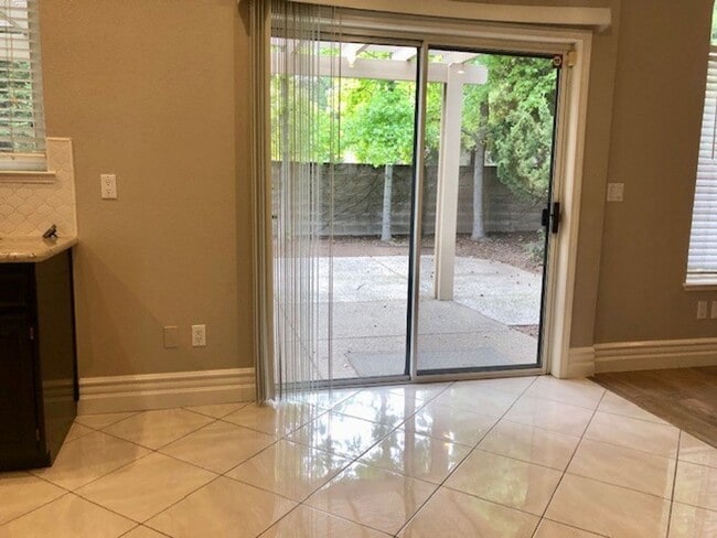 Building Photo - Spacious and beautiful 3 bedroom 2.5 bath ...