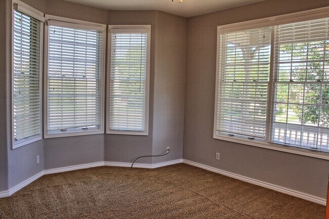 Building Photo - 4 bed 2.5 bath home in the Meadows