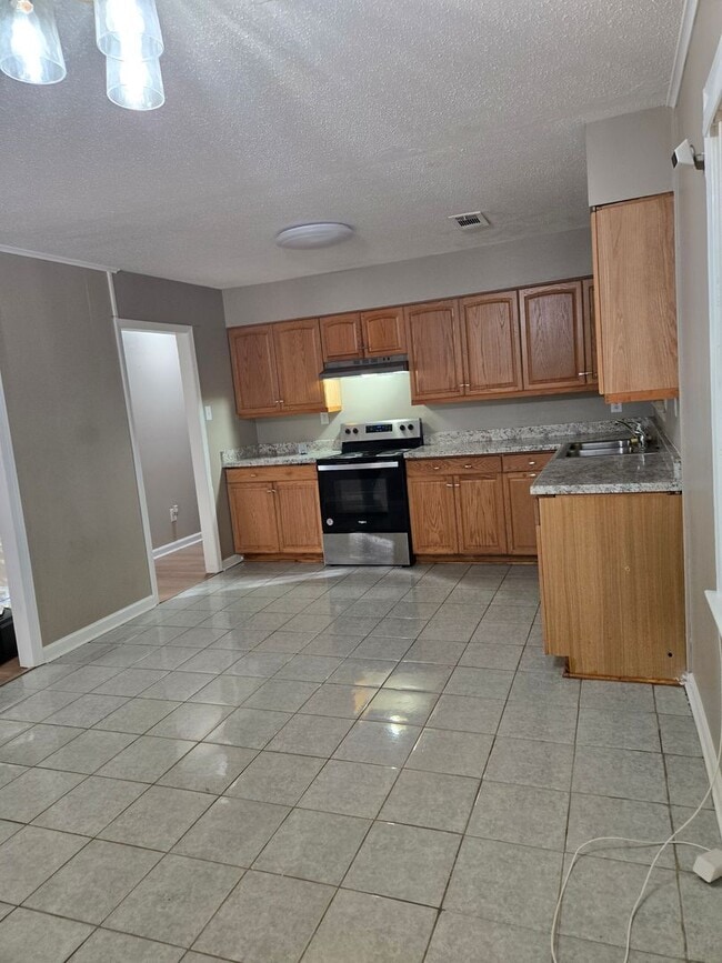 Building Photo - MOVE-IN SPECIAL 1/2 OFF 1ST MONTH'S RENT!!