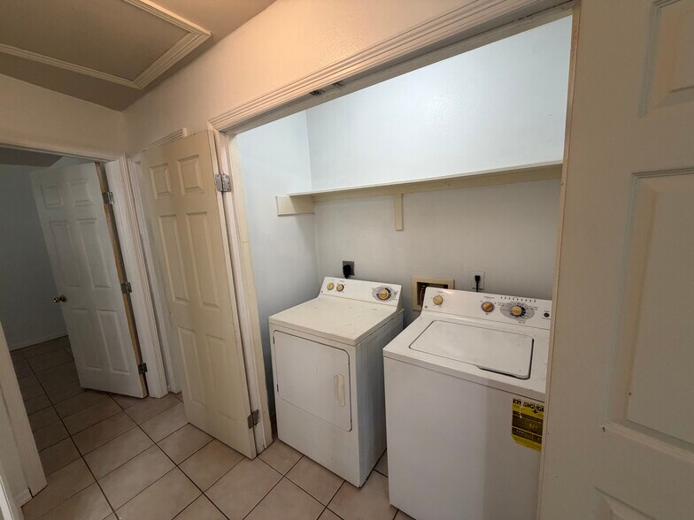 Building Photo - 2104 Paradise Dr