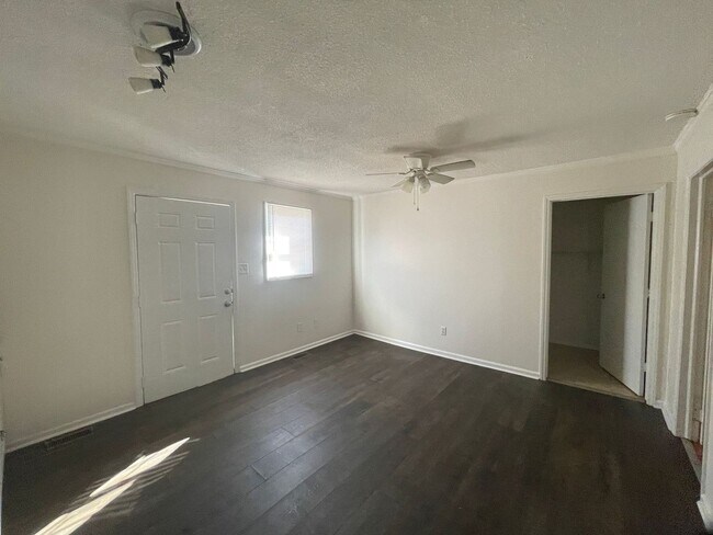 Building Photo - SRP-SH050-402 South 10th Street