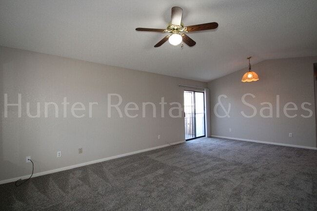 Building Photo - Delightful Duplex!