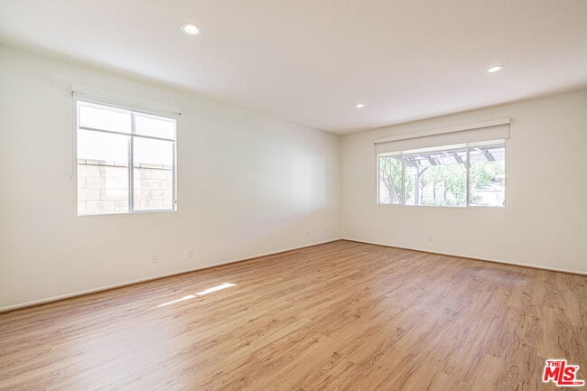 Building Photo - 25755 Hood Way