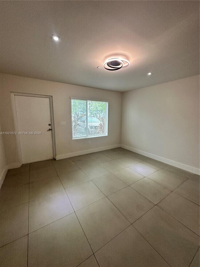 Building Photo - 2555 NE 193rd St