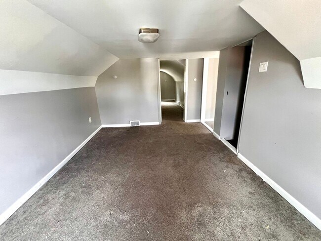 Building Photo - 924 Lenz Ave