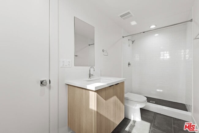Building Photo - 6941 1/2 Simpson Avenue Unit