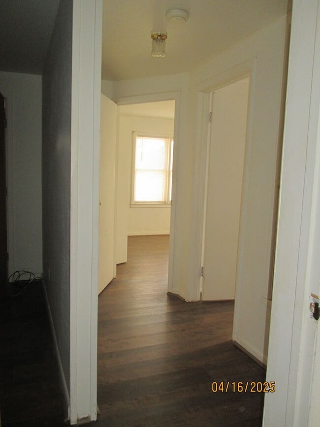 Building Photo - HOUSE -- 3 bedrooms, 2 bathrooms