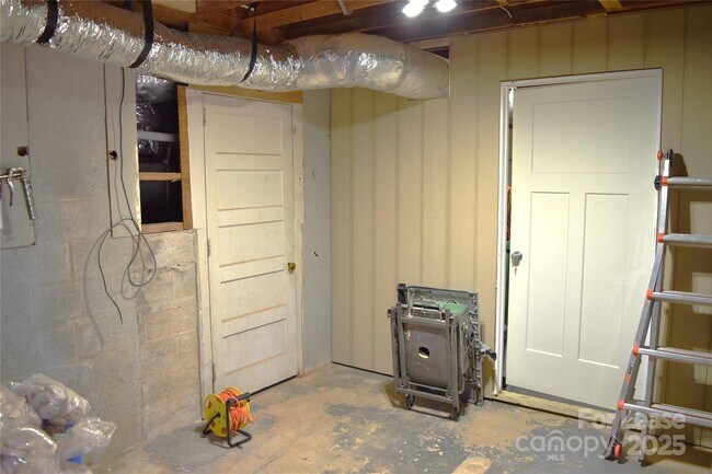 Building Photo - 320 W Stewart Ave