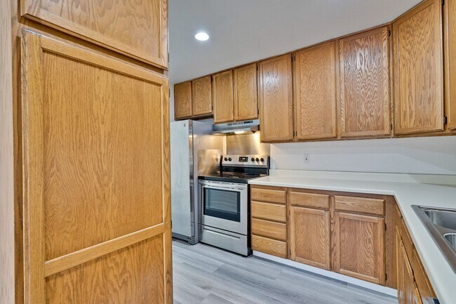 Building Photo - 2 bed 2 bath condo