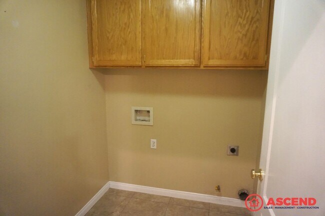 Building Photo - Spacious 4 Bedroom Home with Fenced Backyard & Garage