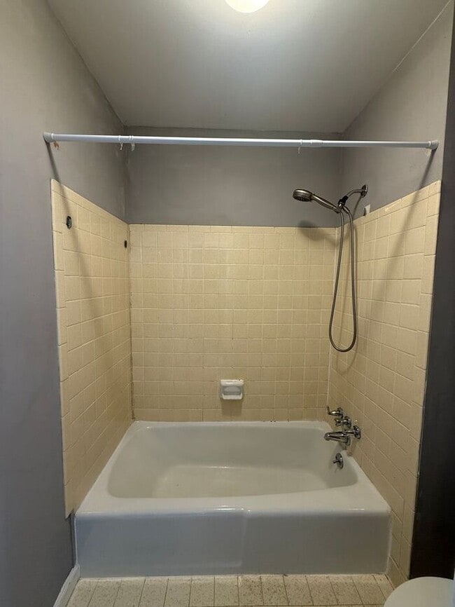 Building Photo - FOR RENT - 3 Bedroom Condo in Green Hills