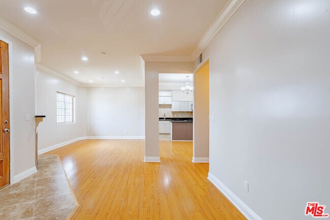 Building Photo - 421 E Santa Anita Ave