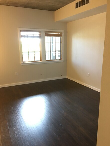 bedroom - 275 S Harrison St
