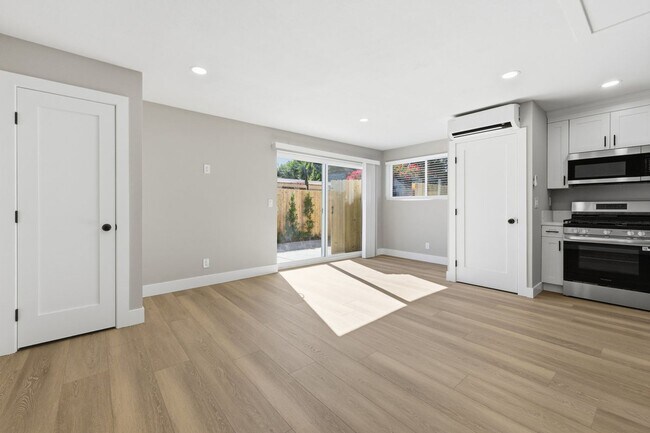 Building Photo - Donner