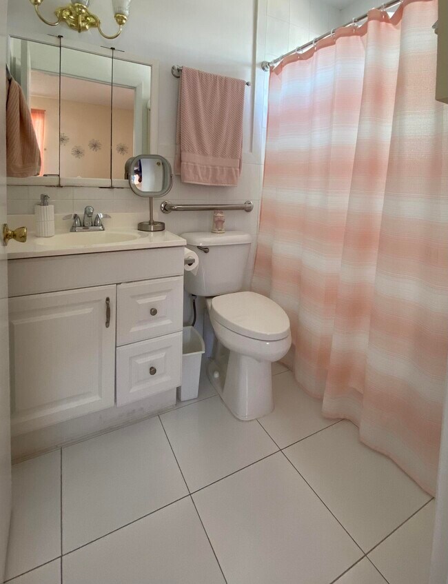 Building Photo - 938 Sumter Rd E